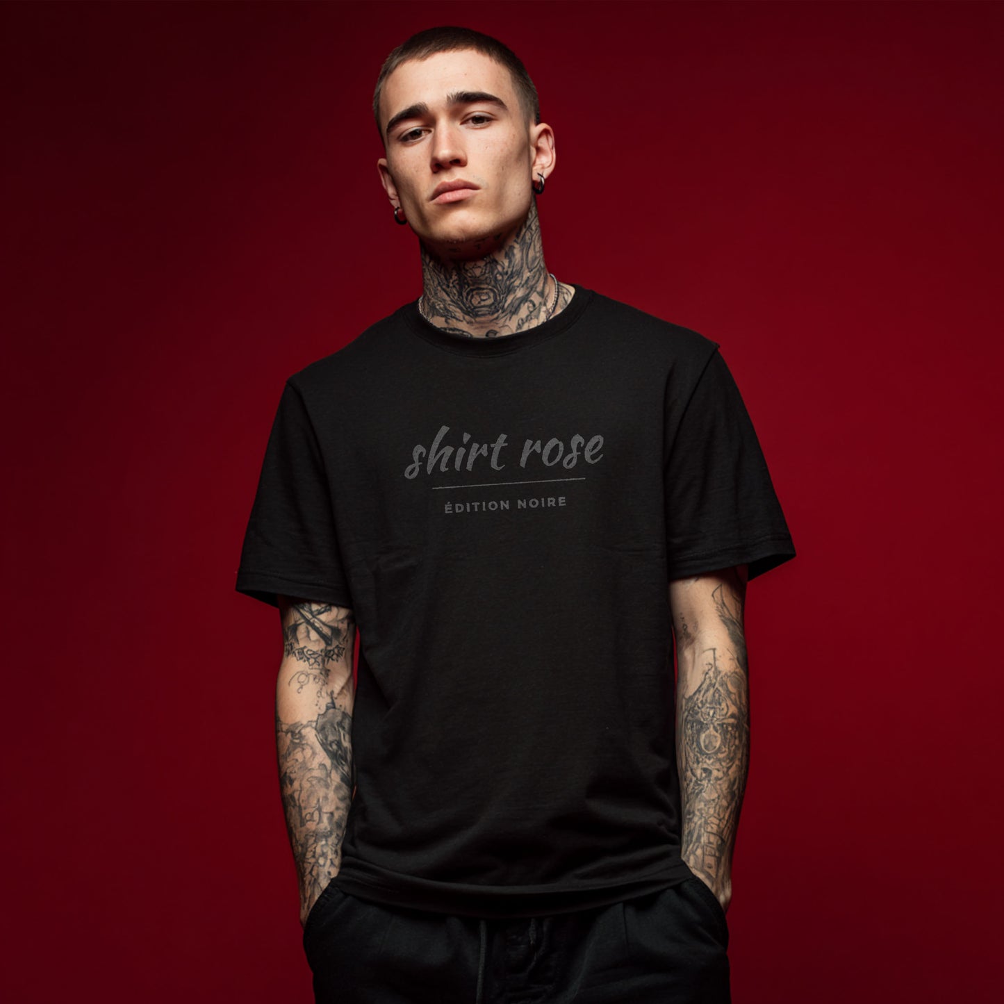 Model wearing the Gothic French Tee, Shirt Rose Édition Noire graphic centered on chest