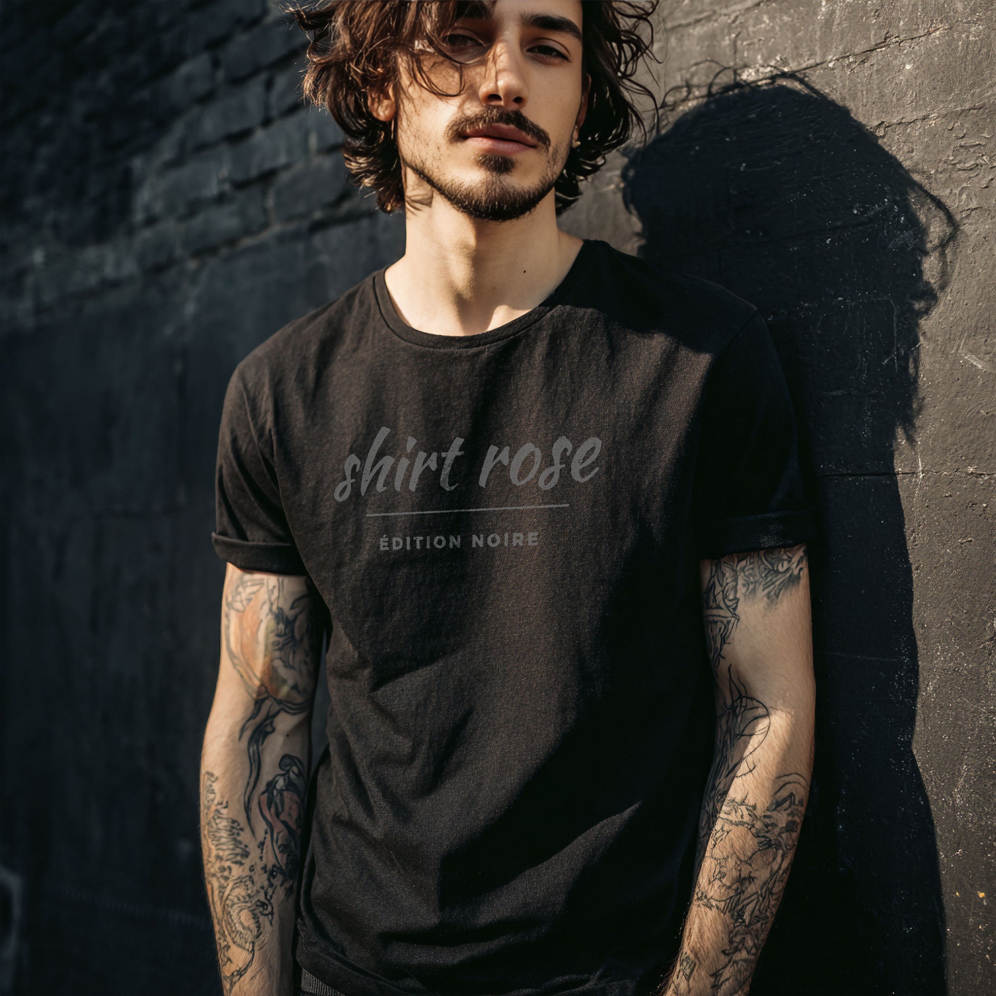 Model wearing the Gothic French Tee, Shirt Rose Édition Noire graphic centered on chest